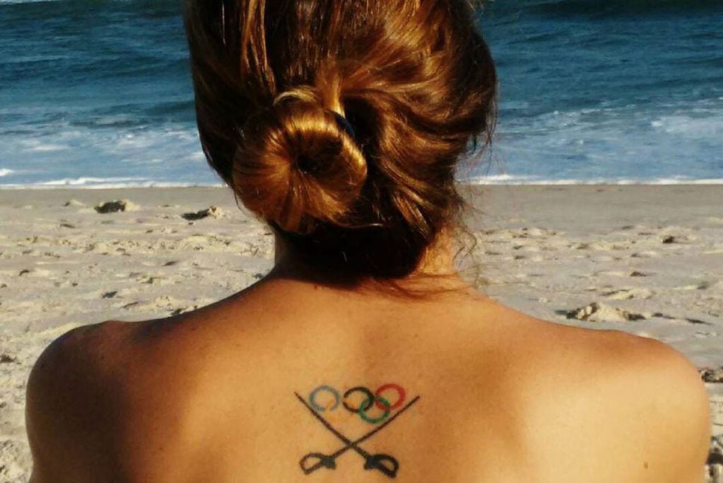 Para siempre. La esgrimista Bélen Pérez Maurice lleva los anillos olímpicos y los sables en la piel. (@belenperezmaurice)