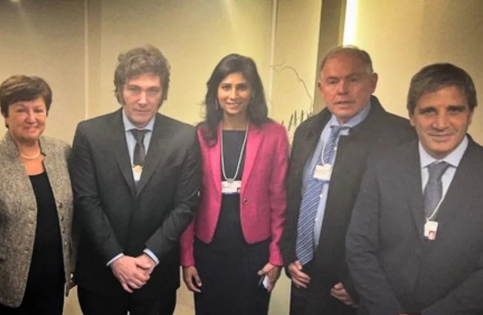 Gita Gopinath, de saco rojo, junto a Javier Milei, Kristalina Georgieva y funcionarios, en Davos, en enero pasado. (Clarin)
