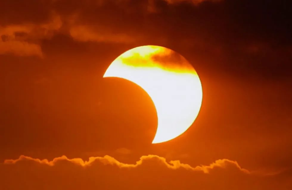 En Mendoza, el eclipse parcial se verá en el atardecer: se iniciará a las 17.36 y alcanzará el máximo a las 18.38. Finalizará a las 18.54.