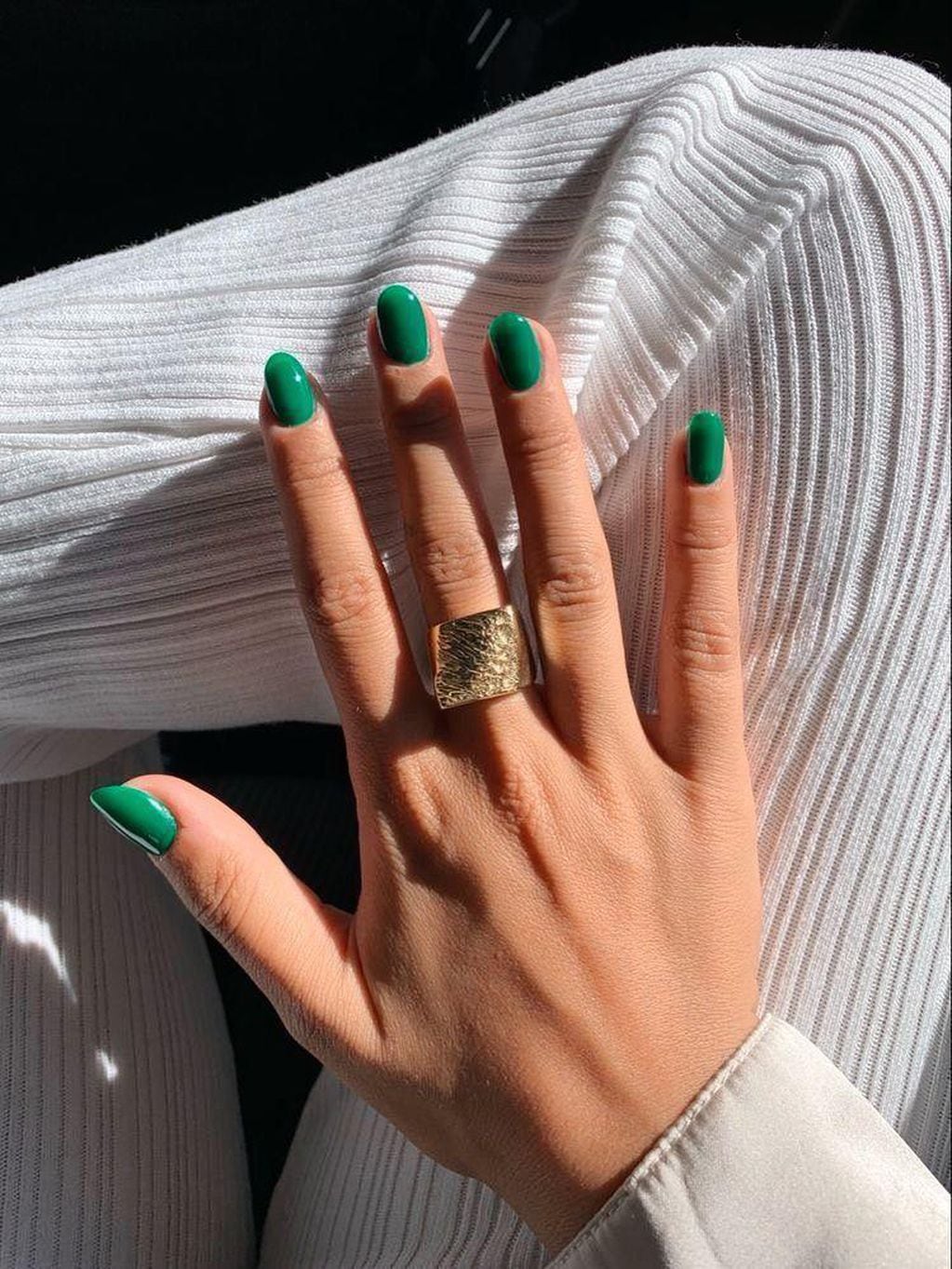 Colores de uñas en tendencia para este verano: verde esmeralda.