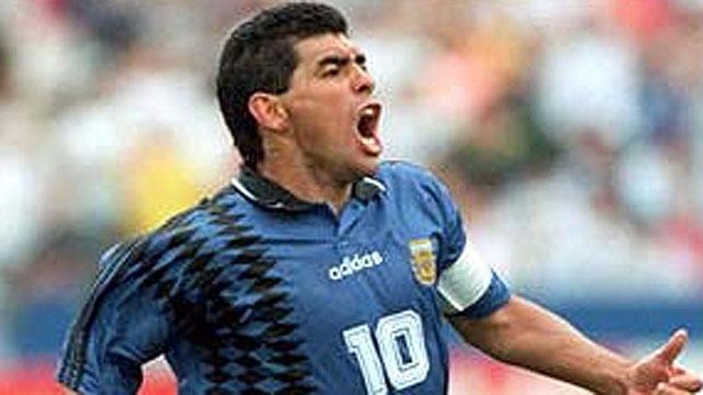 Maradona marcó su último gol la selección argentina con esta camiseta azul, justamente ante Grecia en 1994 (Foto: Archivo / La Voz).