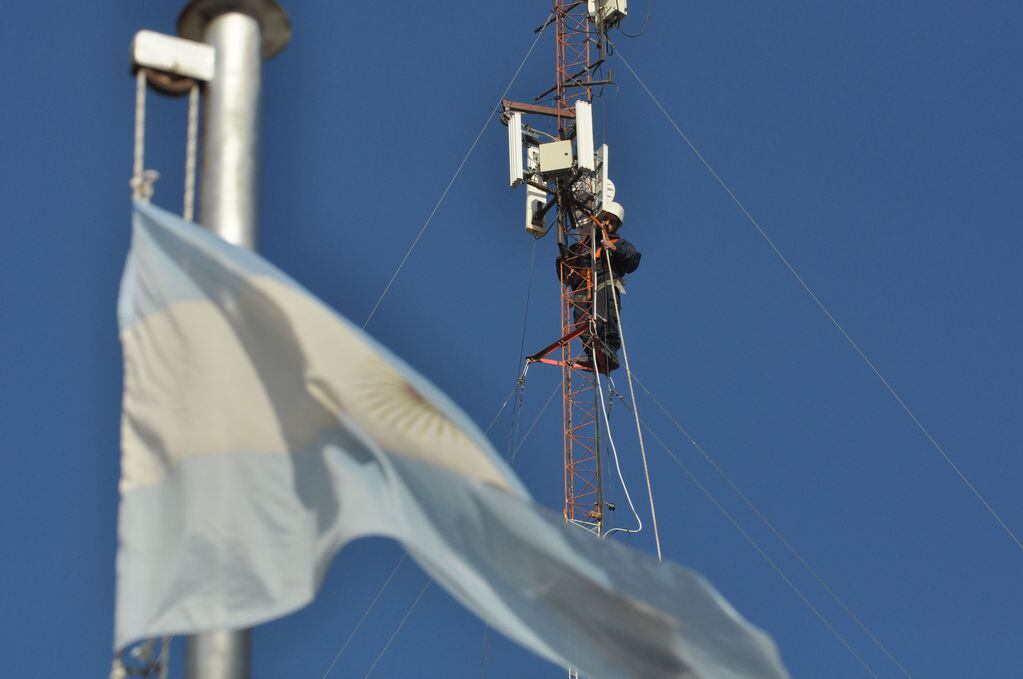 Obrero trabaja en una antena de una empresa prestadora de servicio de Internet en Junín