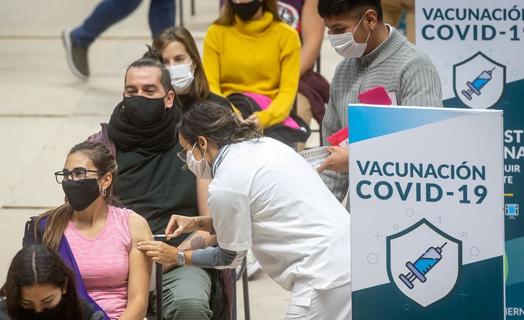Durante las próximas horas llegarán a Mendoza 35.600 vacunas AstraZeneca.