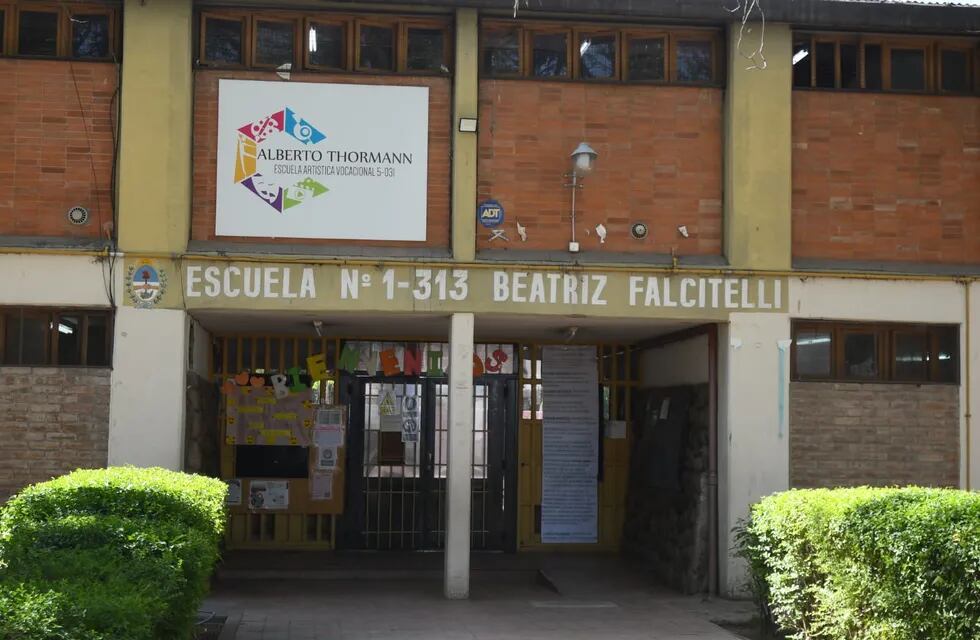 En la escuela Beatríz Falcitelli, ubicada en Mitre y Ameghino de Ciudad, detuvieron a un celador por un presunto abuso sexual. Foto José Gutiérrez.
