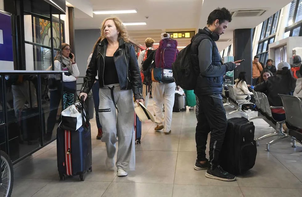 La capacidad hotelera en Mendoza con un porcentaje muy alto de ocupación por el fin de semana extra largo. Turistas  en la terminal de ómnibus / Foto: José Gutierrez / Los Andes
