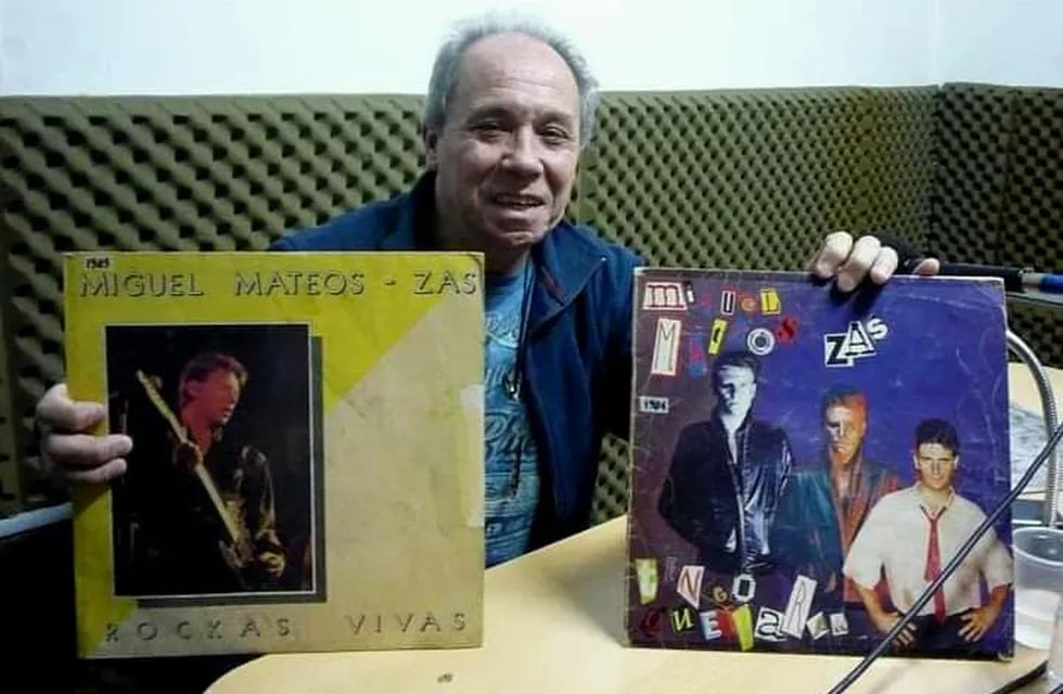 Eduardo Chino Sanz posa con los dos discos de Miguel Mateos/Zas en los que participó como guitarrista. Entre ellos, Rockas vivas, uno de los más exitosos de la historia de la música argentina. | Gentileza