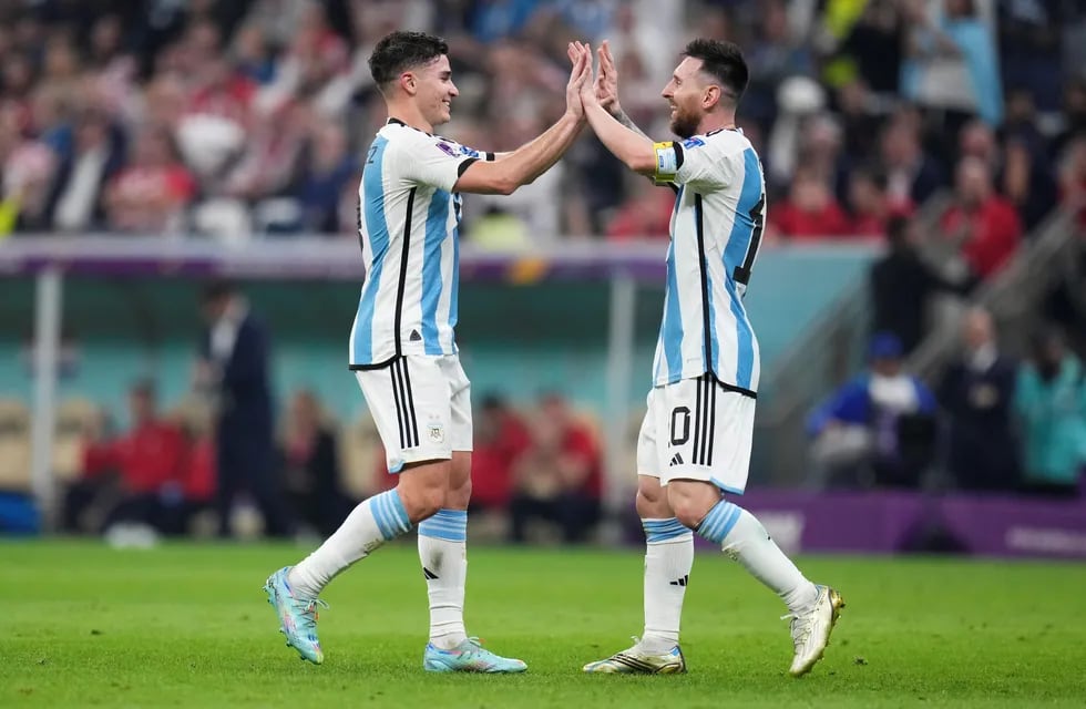 Julián Álvarez y Lionel Messi, fundamentales de la Selección Argentina.