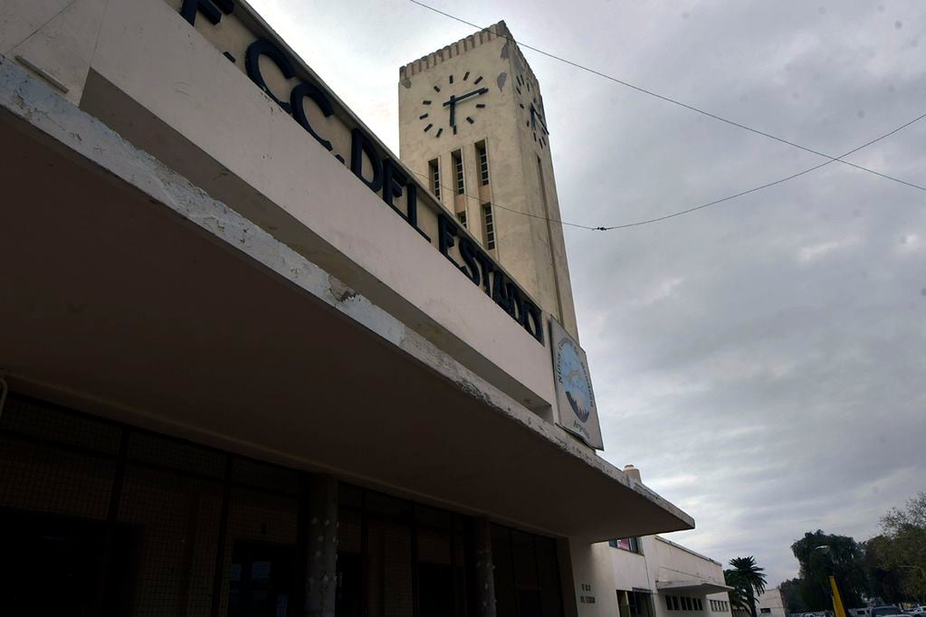 Reloj en la torre de la ex Estación Mendoza del Ferrocarril General Belgrano. Foto: Orlando Pelichotti