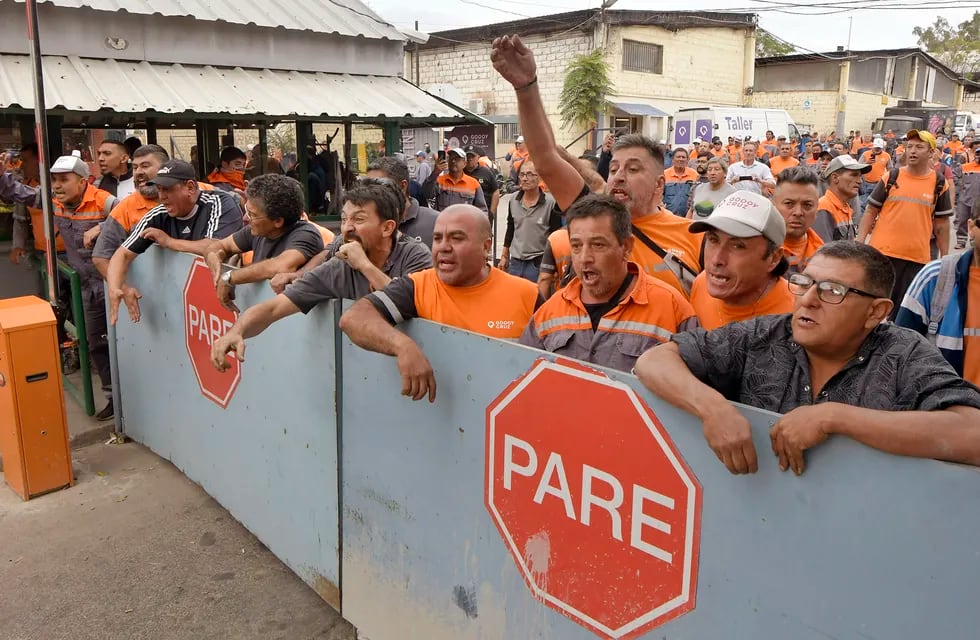 Reclamo. E lparo y los hechos de violencia en Gosoy Cruz causaron preocupación. Los municipales son los estatales peor pagos. / Foto: Orlando Pelichotti / Los Andes