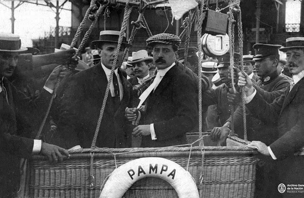 "El Pampero". Jorge Newbery y Aaron Anchorena, momentos antes de realizar la primera ascensión el 25 de diciembre de 1907. (Historia Hoy)
