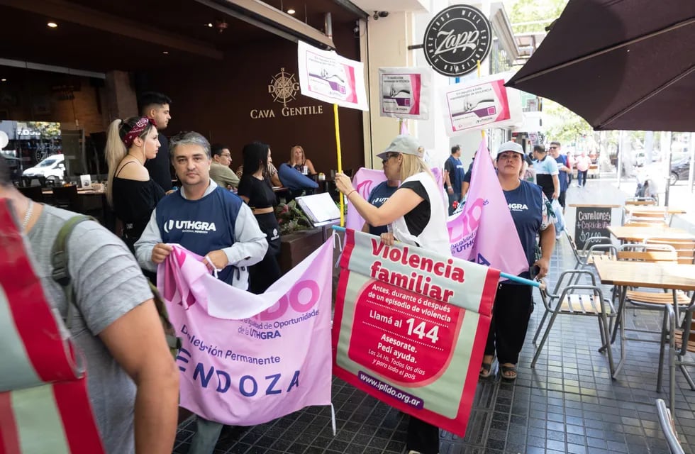 Protesta del gremio de los trabajadores gastronómicos Uthgra en la calle Arístides reclamando trabajo en blanco. | Foto: Ignacio Blanco / Los Andes