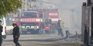 En Las Heras se prendió fuego una fabrica de hilos  José Gutierrez / Los Andes 