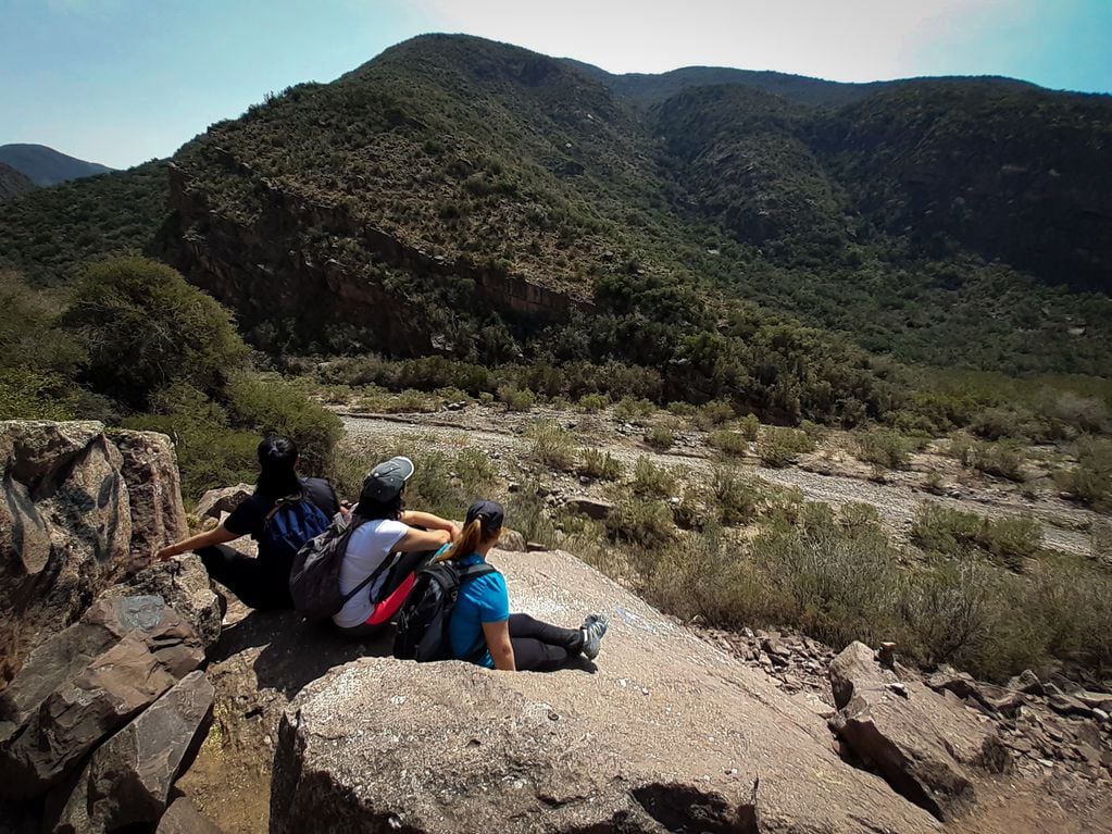 La misteriosa piedra de Isidris y su recorrido, se encuentra a 16 Km. al noroeste del Km. 0 de Mendoza sobre el río Casa De Piedra a 1.270 Mts. de altura en el Challao,