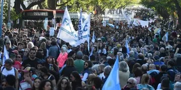 Masiva movilización en Mendoza de estudiantes y trabajadores que se sumaron a la marcha universitaria nacional