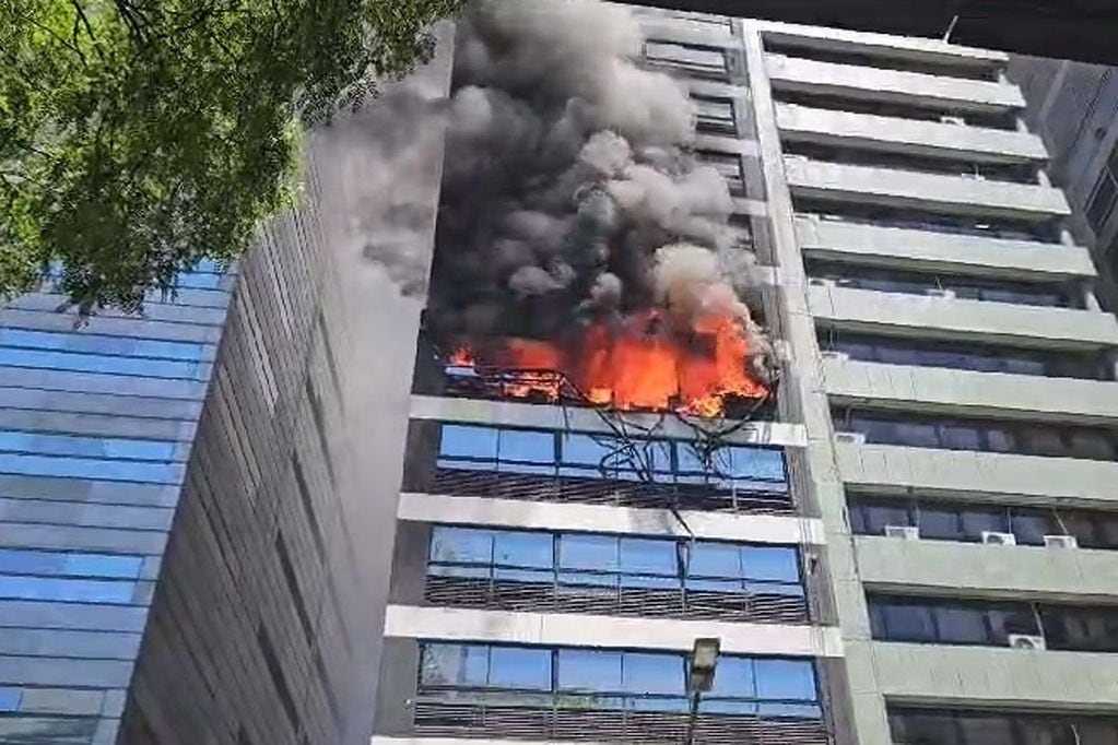 Incendio de un edificio vecino a la Secretaría de Trabajo de la Nación. (La Voz)