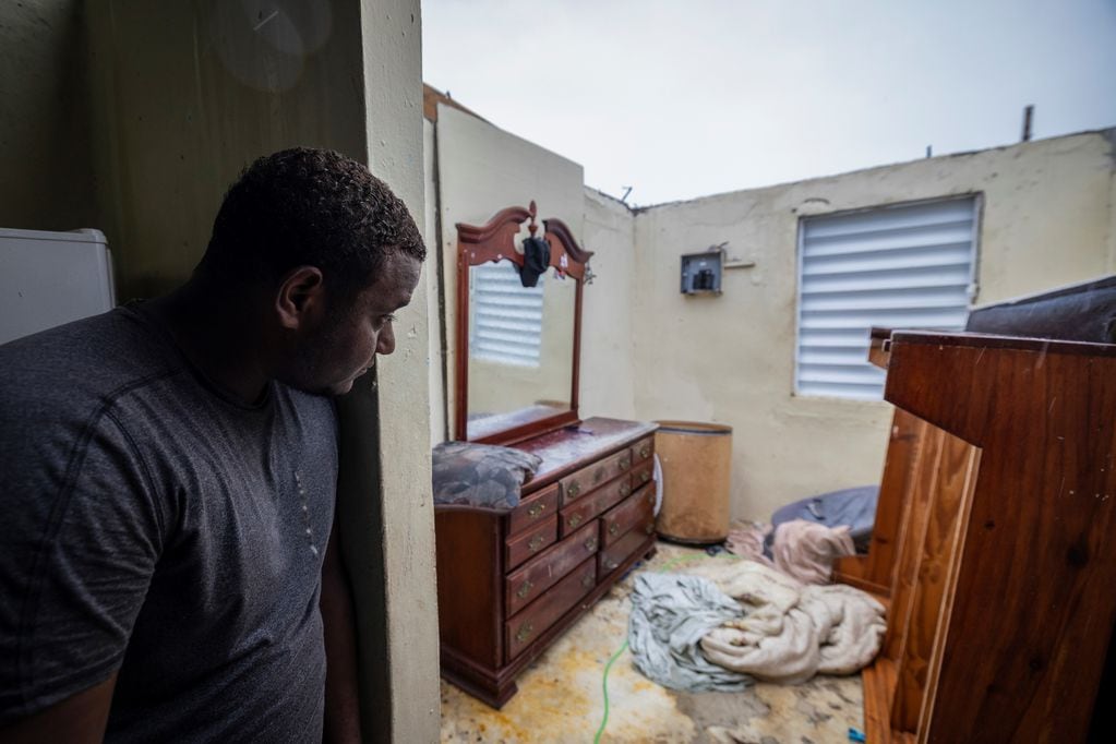 El huracán Fiona voló el techo de la habitación de este vecino de Puerto Rico. / AP
