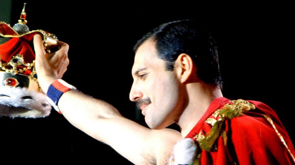 Freddie Mercury con su icónico vestuario. 