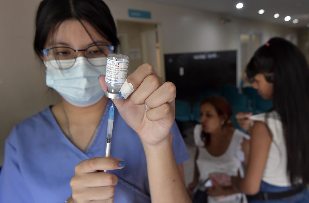 Advierten sobre la importancia de recibir al menos una dosis anual de vacuna Covid
Foto: Orlando Pelichotti / Los Andes 