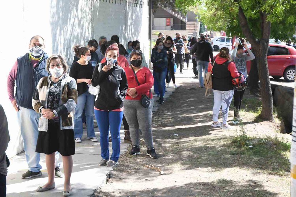 Hubo largas filas en varias escuelas de Mendoza por los protocolos en las primarias de septiembre. José Gutiérrez / Los Andes