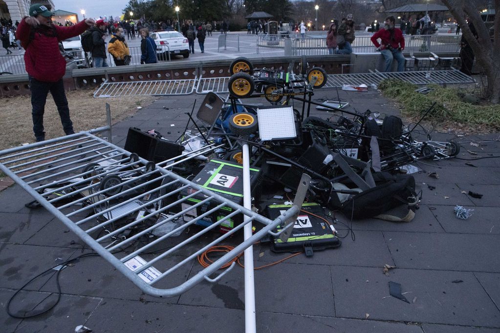 Manifestantes dejan una pila de equipos de televisión destrozados en el exterior del Capitolio de Estados Unidos.
