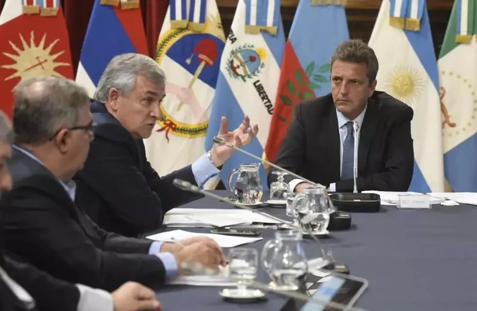 Gerardo Morales y Sergio Massa, en la reunión que mantuvo el ministro de Economía con los gobernadores del norte. (Archivo / Télam)