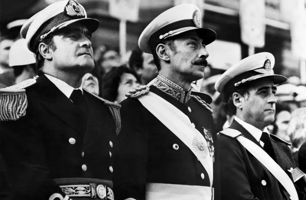 La Junta Militar que dio el golpe de Estado del 24 de marzo de 1976: Emilio Eduardo Massera (Marina), Jorge Rafael Videla (Ejército),  y Orlando Ramón Agosti (Fuerza Aérea).