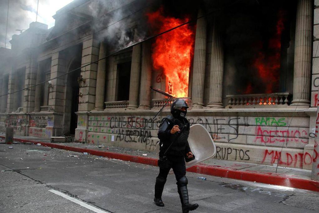 Veteranos de guerra de Guatemala incendiaron el Congreso.