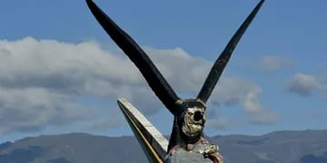 Así quedó el monumento del cóndor decapitado. Un tuitero publicó una foto de la cabeza del monumento del cóndor y dijo que la tiene consigo. Foto: Orlando Pelichotti / Los Andes.