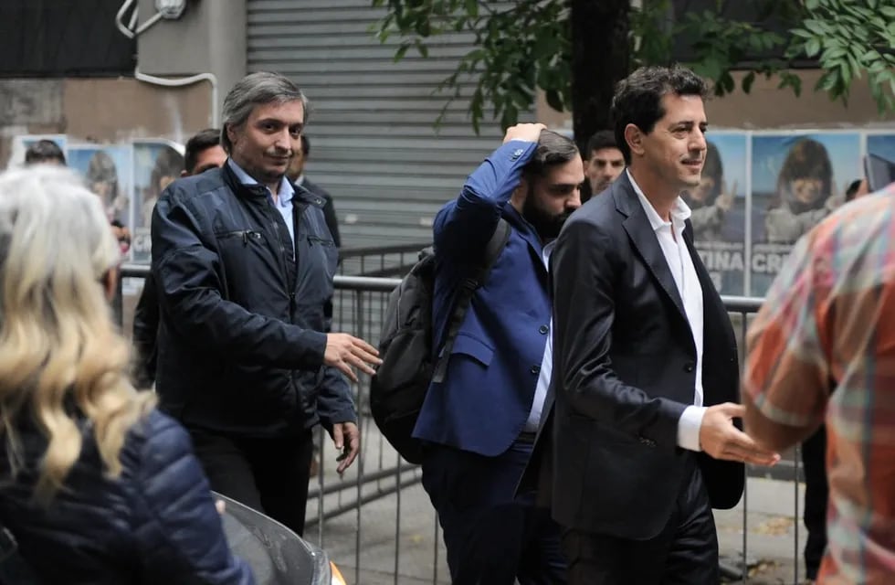 Máximo Kirchner llegó por sorpresa junto a Eduardo Wado de Pedro a la mesa política del Frente de Todos. Foto: Clarín