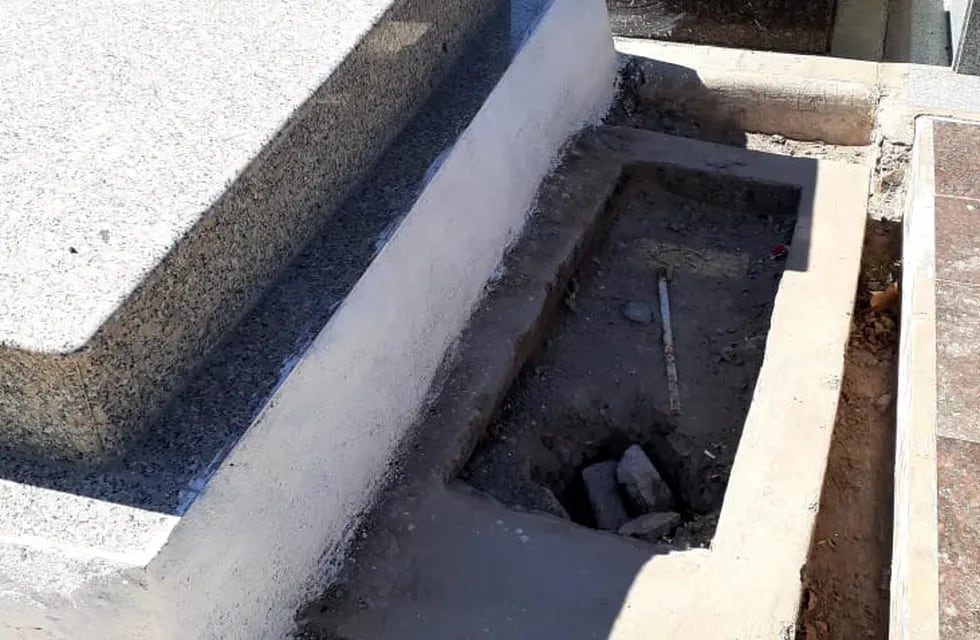 El empleado municipal les vendió una "pileta" en el cementerio de Maipú que no era de su propiedad.