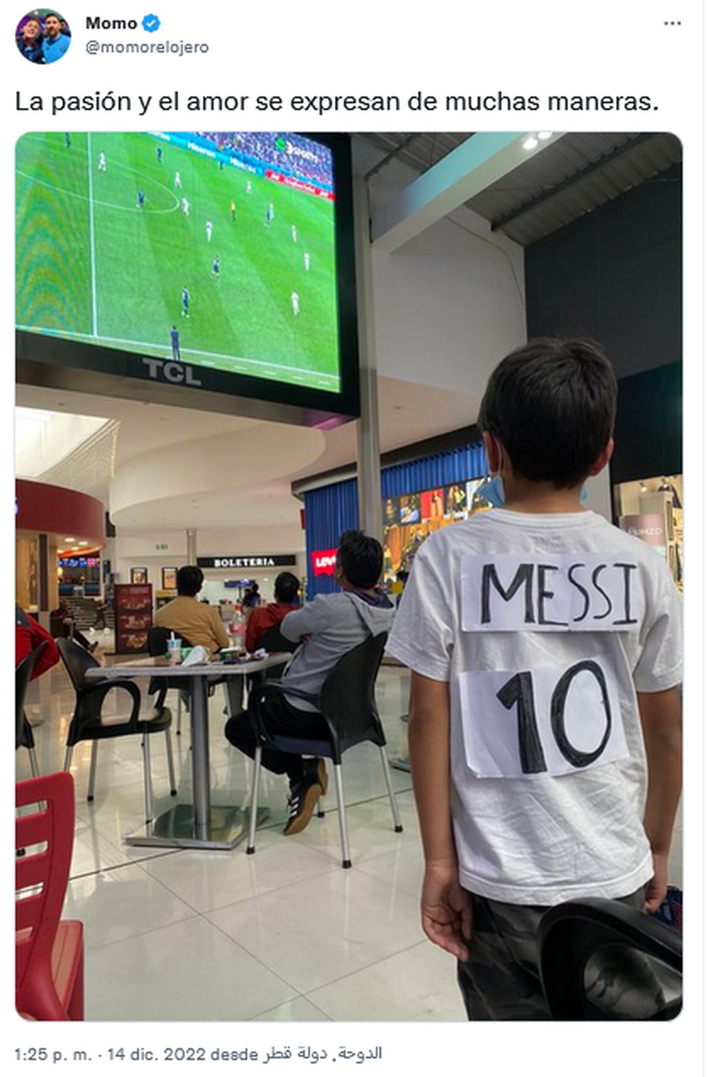 Un pequeño fue fotografiado con una camiseta casera del capitán de Argentina y conmovió en las redes. Twitter.