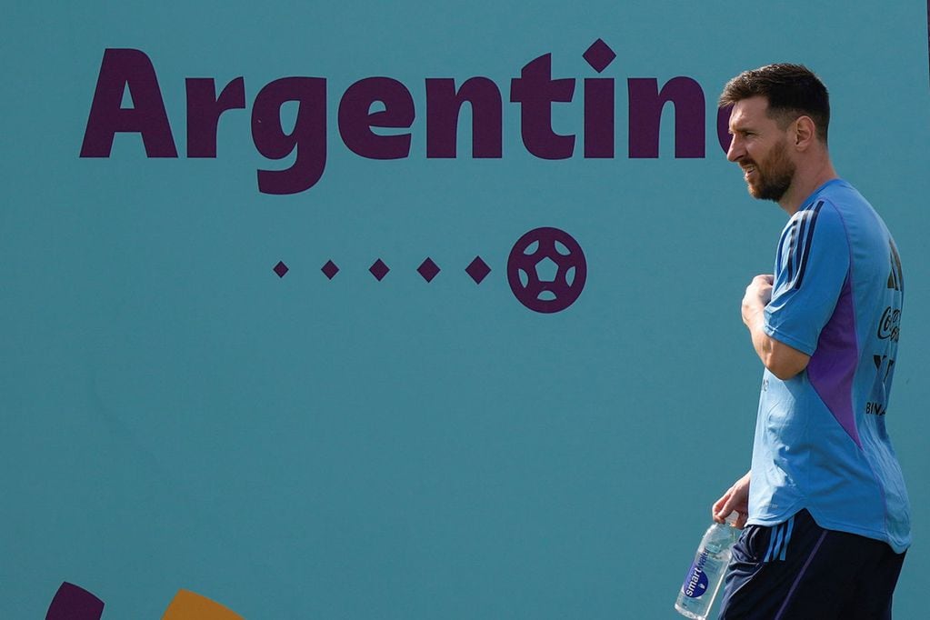 Lionel Messi y Argentina se juegan el miércoles la clasificación a la segunda fase de Qatar 2022. (AP)