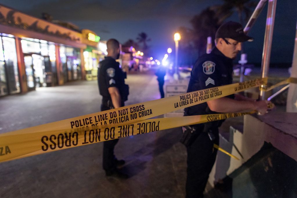 La Policía trabaja tras un tiroteo con nueve heridos en Hollywood Beach, Florida (EFE)