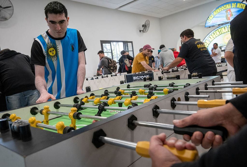 La liga mendocina de fútbol organiza la sexta edición del Campeonato Nacional de Fútbol de Mesa.
Foto: Ignacio Blanco / Los Andes