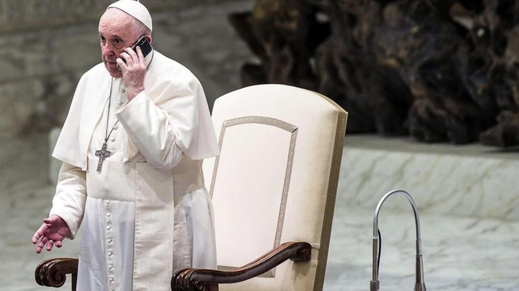 El Papa Francisco le dijo a un amigo que lo pasó “mal” en su última internación: “Unas horas más y no sé si lo estaría contando”.