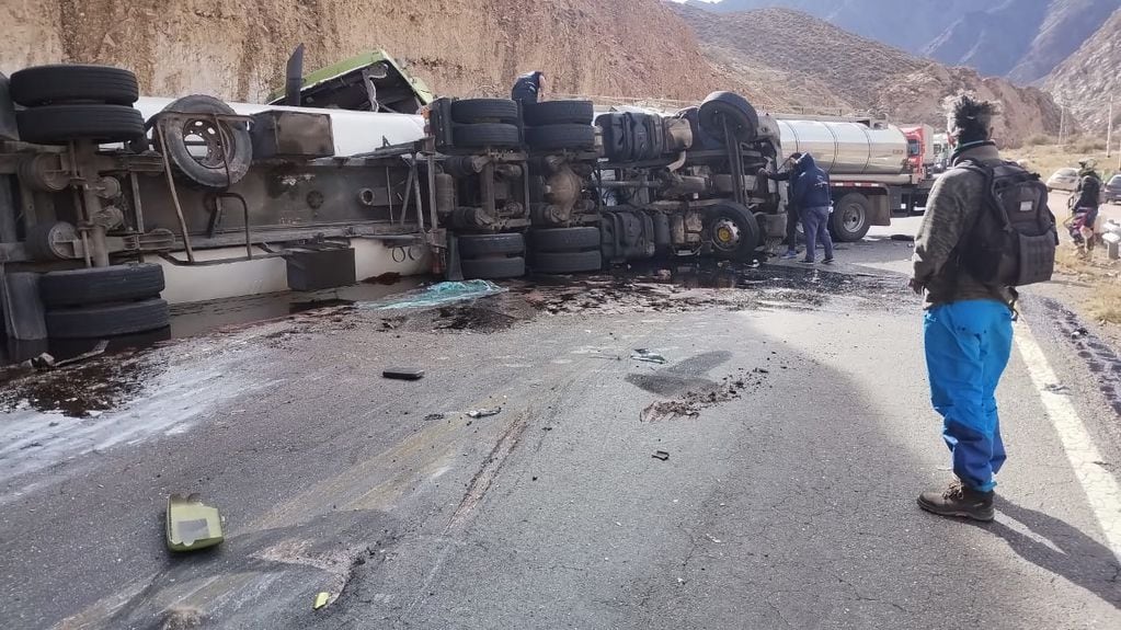 Dos camiones chocaron de frente en Alta Montaña y un chofer falleció en el lugar. - Foto: Ministerio de Seguridad