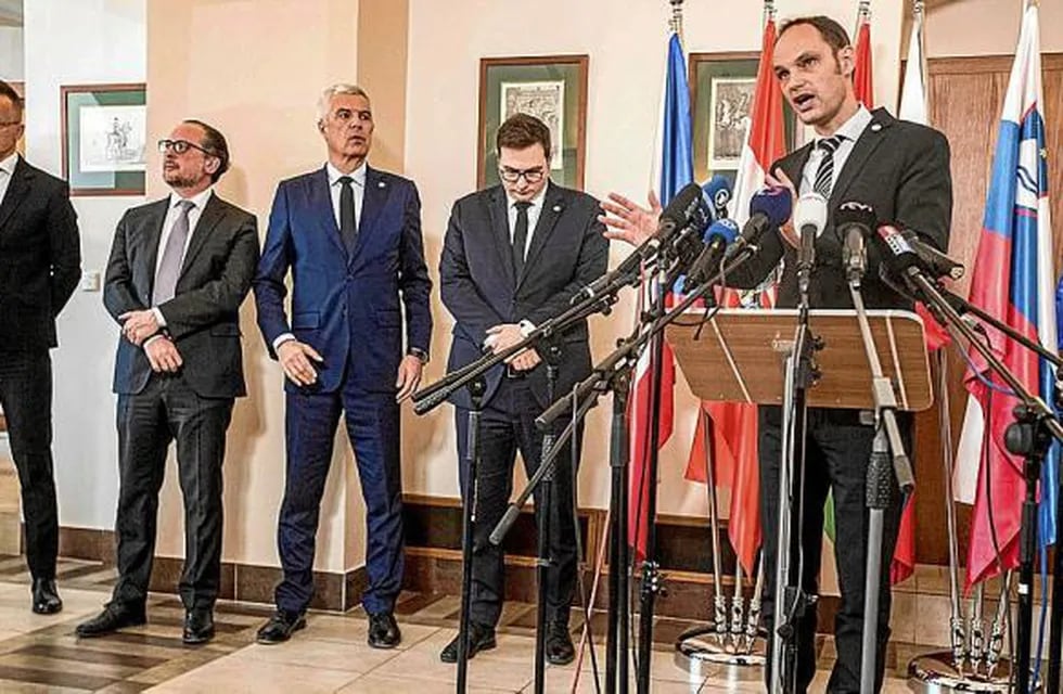 Los ministros de Exteriores de Hungría, Austria, Eslovaquia, República Checa y Eslovenia, durante su reunión de ayer en Praga.