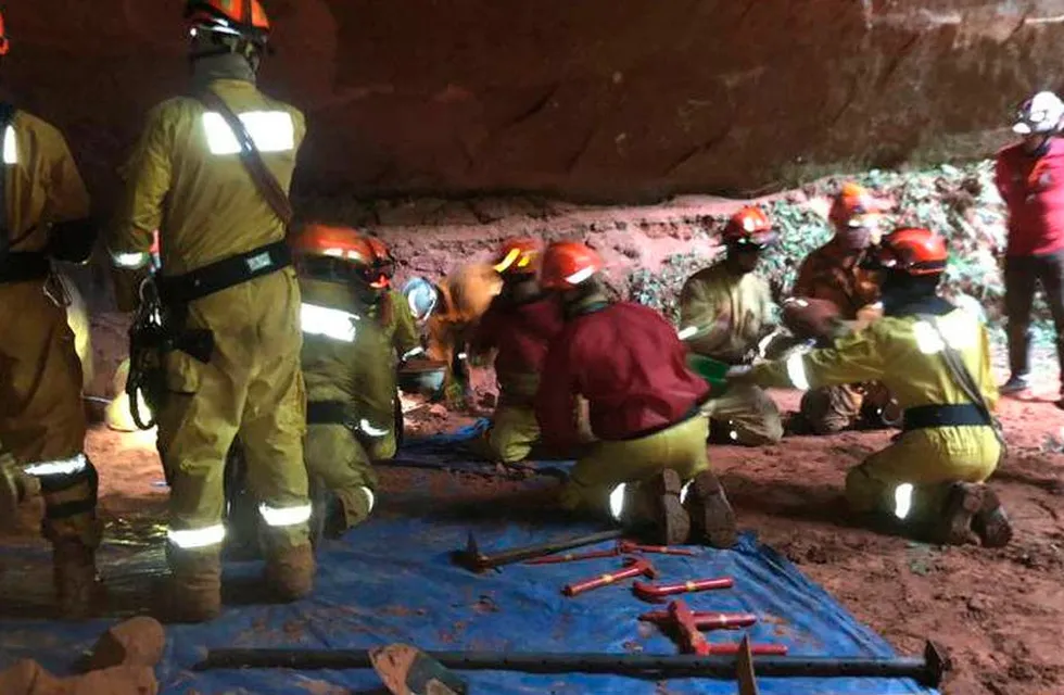 Nueve bomberos murieron enterrados en una caverna en Brasil.