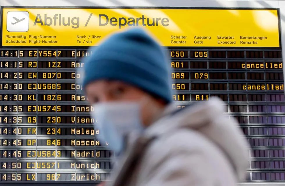 Muchos países comenzaron que restringir vuelos debido a la nueva cepa Ómicron.