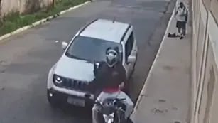 Video: el momento exacto en que un conductor atropelló a motochorros para frustrar un robo