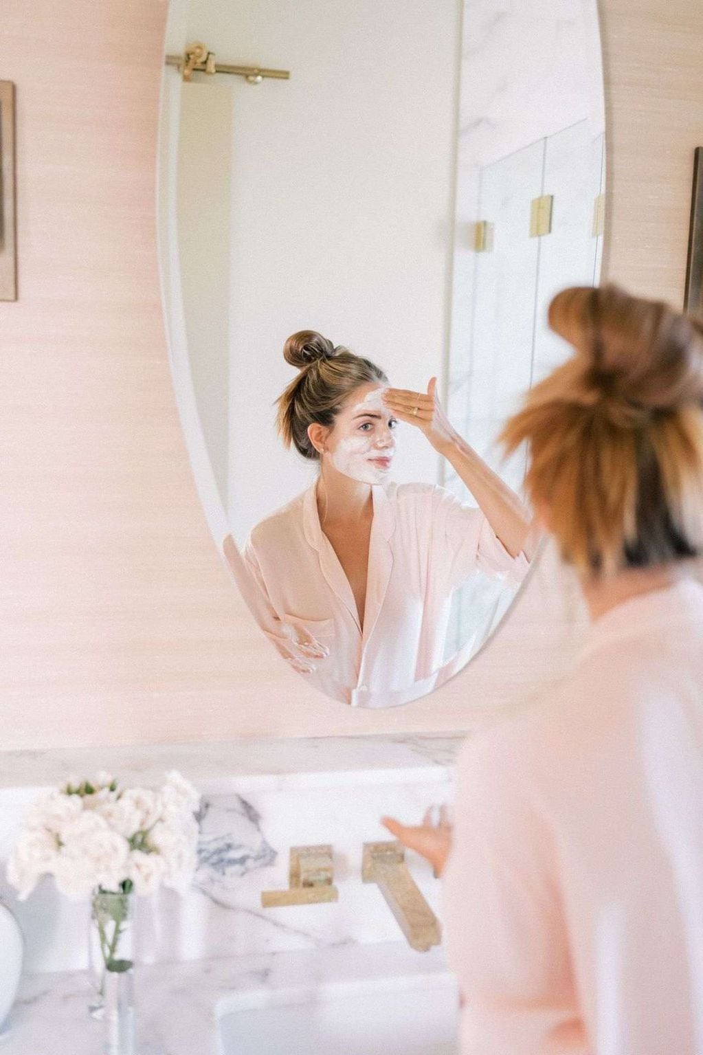 Lavarse el rostro con un jabón específico para la piel de la cara hará que tus poros descansen y evites la oleosidad y la aparición de granitos. 