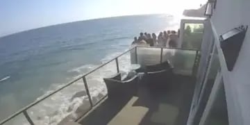 Video: el momento exacto en el que un balcón lleno de gente cayó al mar desde 5 metros de altura