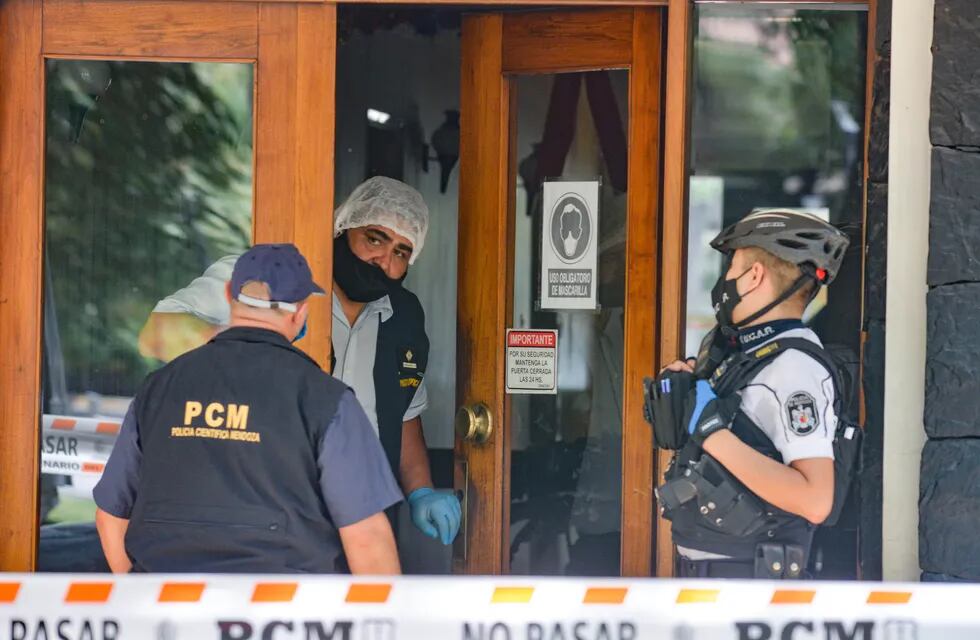 Policía Científica y otros agentes en el ingreso al edificio donde vivía el comerciante atacado / Nicolás Ríos