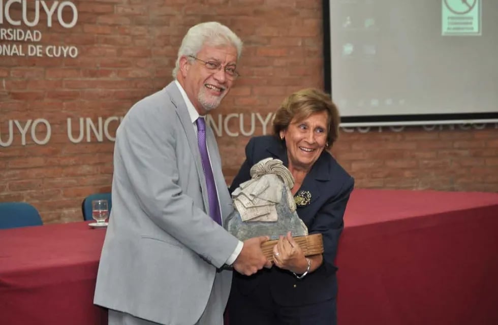 La primera rectora de la UNCuyo, junto con Arturo Somoza (quien fuera su vicerrector).