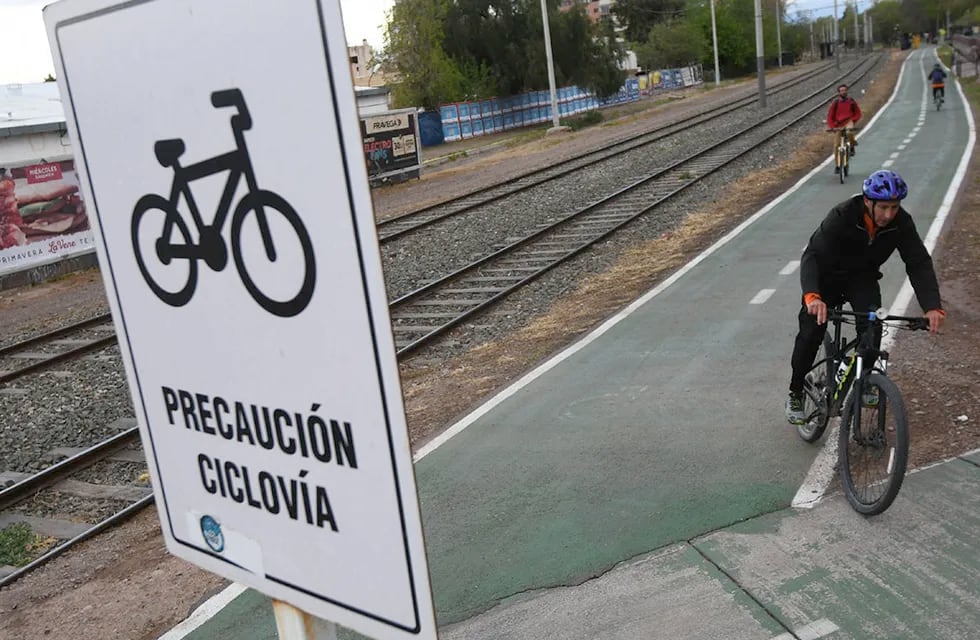 Hay ciertos requerimientos que no se cumplen en la realidad cotidiana. A ello se suma un crecimiento del número de ciclistas, sostenido desde la pandemia. Foto: José Gutierrez / Los Andes