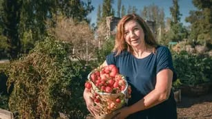 María Sance, de Casa Vigil y proyecto "Labrar", con tomates de la huerta orgánica en Chachingo