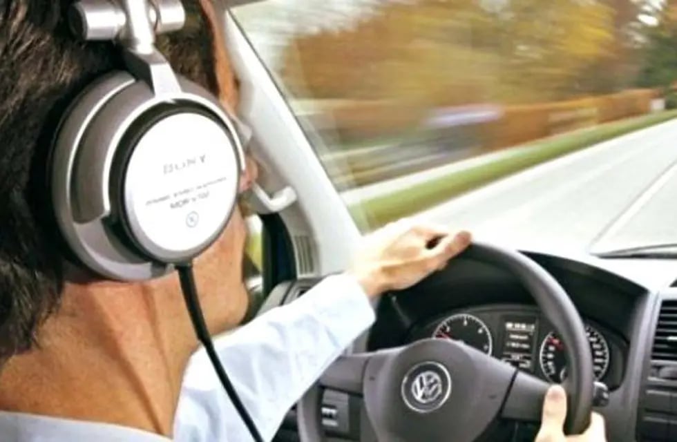Mientras conducimos un automóvil, es aconsejable utilizar el bluetooth del auto para recibir llamadas y evitar usar los auriculares.