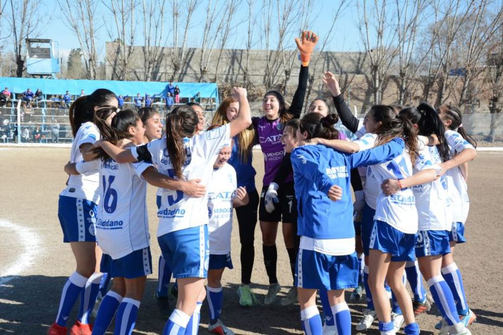 
Felicidad plena. Las chicas dirigidas por Oldrá hicieron un torneo impecable y ratificaron ser las mejores del fútbol local. | Gentileza / Femegol
   