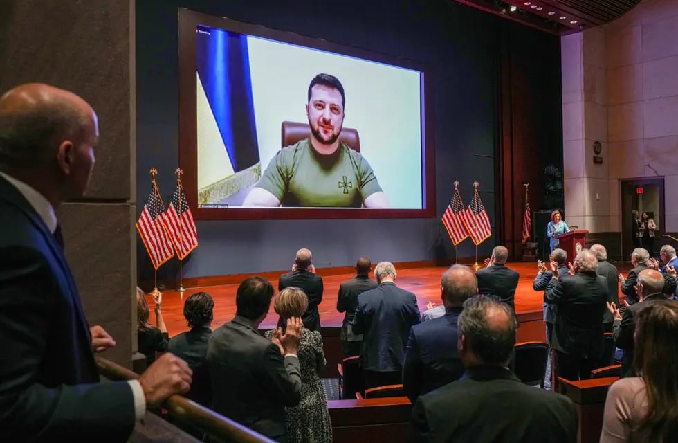 Congresistas  le dan al presidente de Ucrania, Volodymyr Zelensky, una ovación de pie antes de que hable en un discurso virtual en el Auditorio del Congreso del Centro de Visitantes del Capitolio de EE. UU. en Washington.
