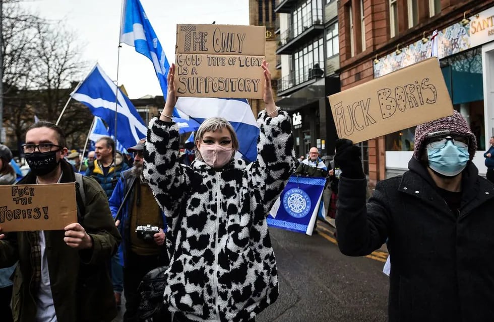 Manifestantes en Escocia piden la independencia del Reino Unido tras el escándalo de Downing Street